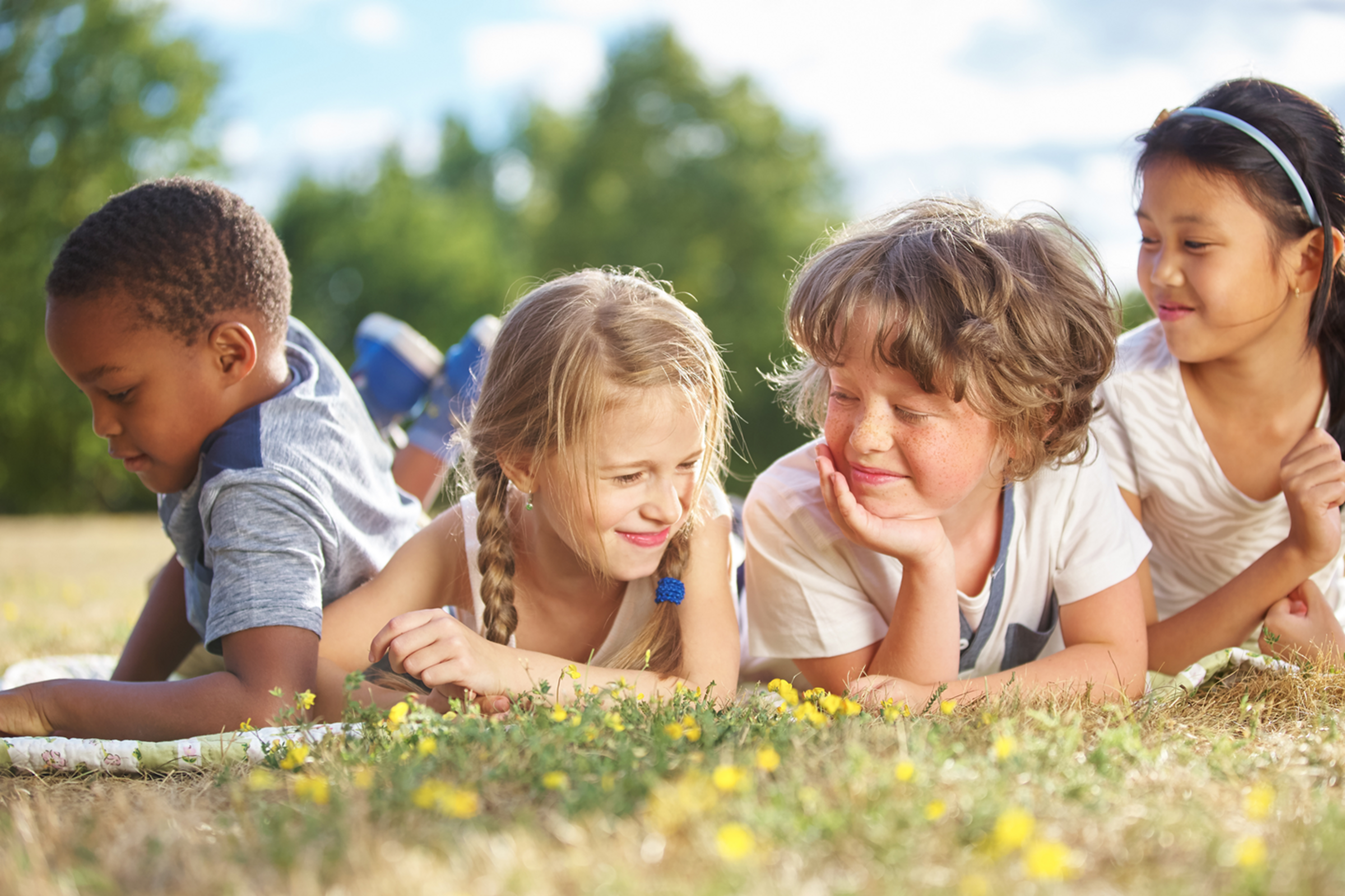 139469891 - Multikulturelle Gruppe Kinder im Sommer.png